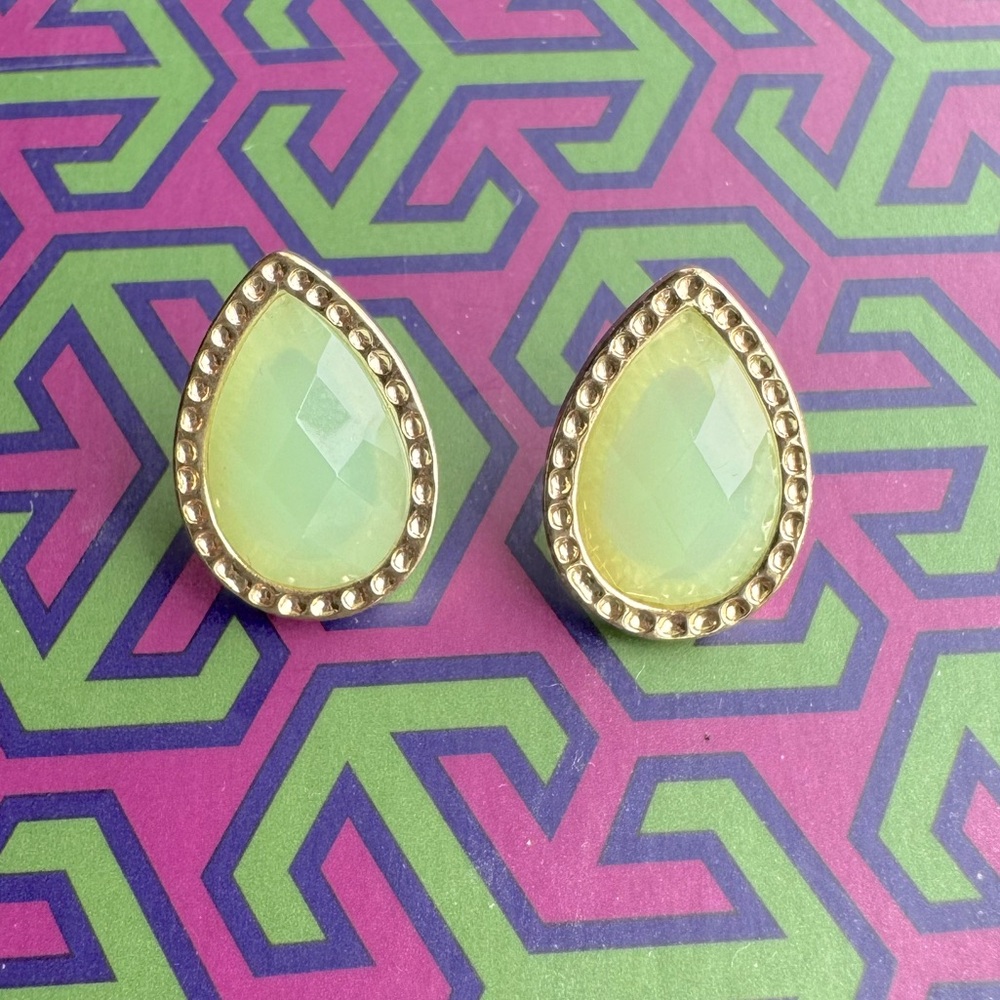 Light Green Teardrop Gold Stud Earrings EUC Turquoise Beaded Gemstone
